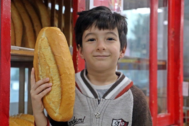 Ucuz ekmek sattığı için davalık olan esnaf, hukuk mücadelesini kazandı! Yeni yılda da ekmeği zamsız satacak