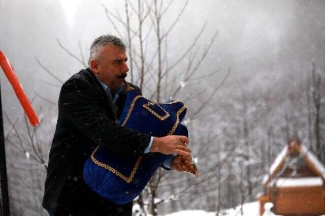 Ayder Yaylası'nda kar altında horon keyfi Ayder Yaylası'nda tatilciler, kar altında horon keyfi yaptı