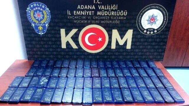 Bavuldan 300 bin lira değerinde 140 cep telefonu çıktı