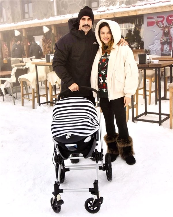 İbrahim Çelikkol ailesi ile tatilde... Ali'nin ilk kış tatili!