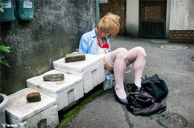 İçip Yolda Sızan Japonları Gösteren İlginç Fotoğraf Serisi