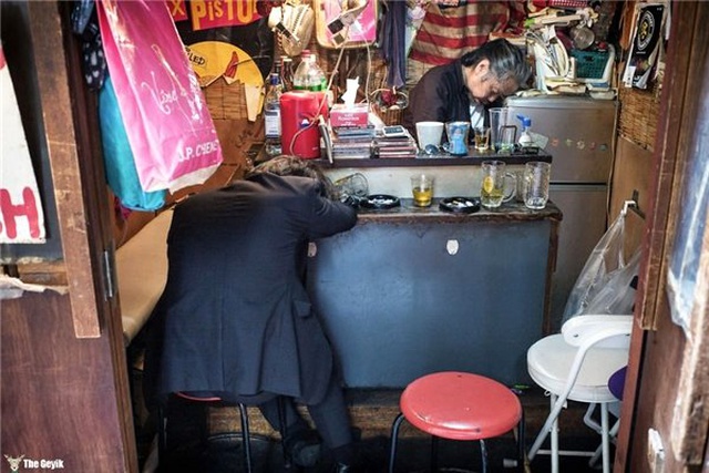 İçip Yolda Sızan Japonları Gösteren İlginç Fotoğraf Serisi