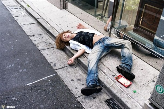 İçip Yolda Sızan Japonları Gösteren İlginç Fotoğraf Serisi