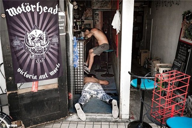 İçip Yolda Sızan Japonları Gösteren İlginç Fotoğraf Serisi