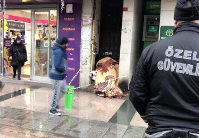 İstanbul'un göbeğinde battaniyeye sarılı bir kişinin cesedi bulundu