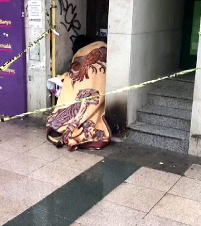 İstanbul'un göbeğinde battaniyeye sarılı bir kişinin cesedi bulundu