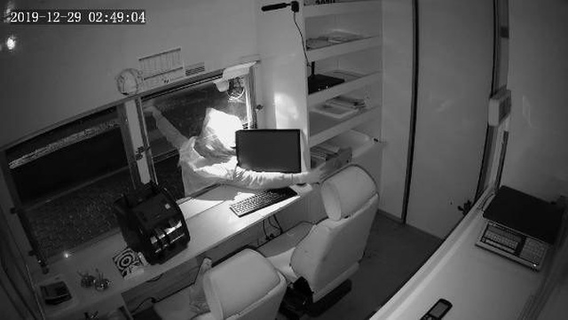 Mobil PTT şubesinden para çalan şahıs ayakkabısından teşhis edilerek yakalandı