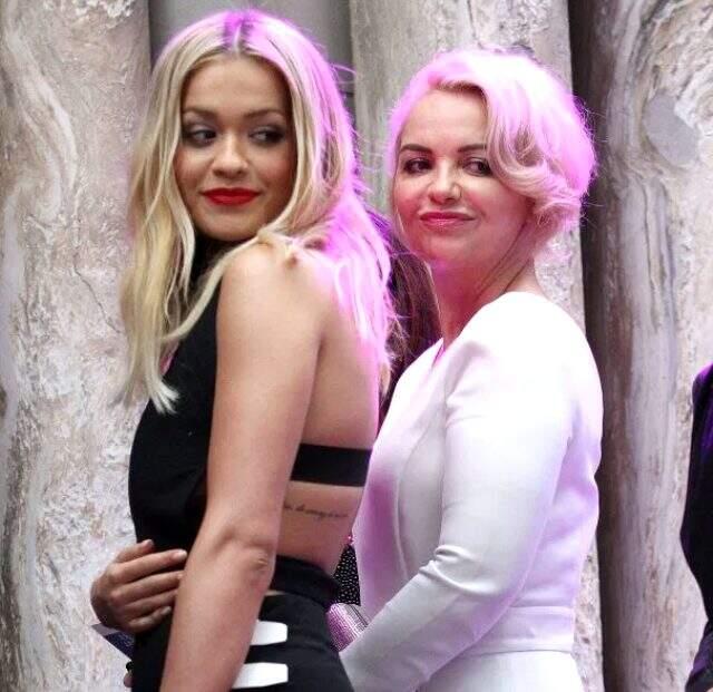 Rita Ora ve 55 yaşındaki annesi tekne pozlarıyla birbirine meydan okudu