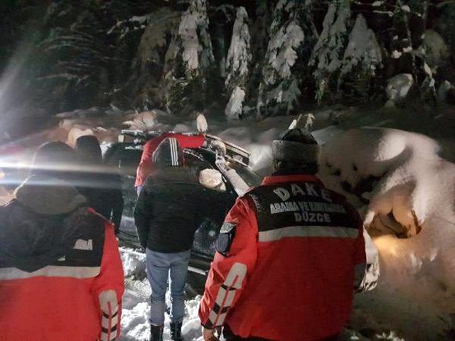 Yaylada araçları kara saplanan aile kurtarıldı