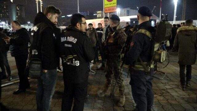 Yılbaşı gecesi Taksim Meydanı'nda, jandarma ekipleri polis drone'unu düşürdü <a class='keyword-sd' href='/yilbasi/' title='Yılbaşı'>Yılbaşı</a> gecesi Taksim Meydanı'nda, jandarma ekipleri polis drone'unu düşürdü