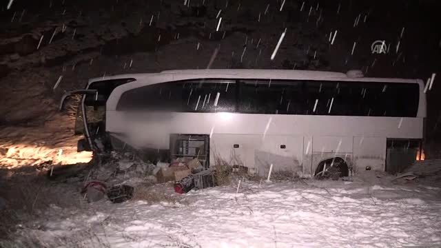 Yolcu otobüsünün iş makinesine çarpması sonucu 17 kişi yaralandı