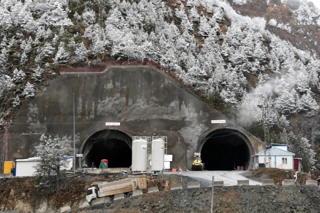 Yeni Zigana Tüneli'nin üçte ikisi tamamlandı