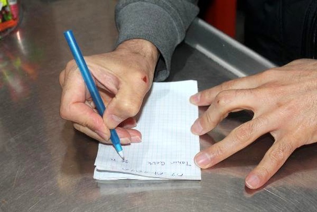Samsun'da bir hayırsever, marketin veresiye defterini satın aldı