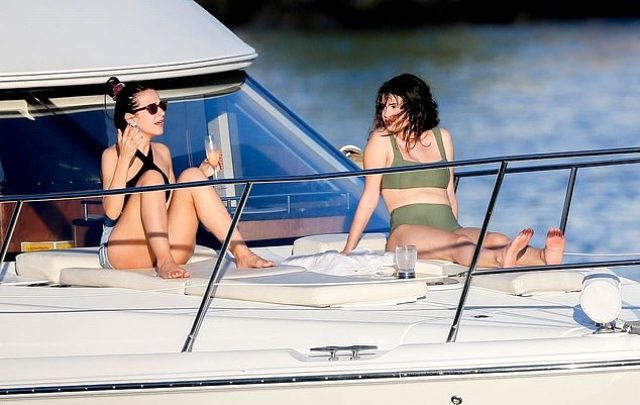 Ünlü şarkıcı Selena Gomez, uzun zaman sonra bikiniyle yakalandı! Fazla kiloları gözlerden kaçmadı