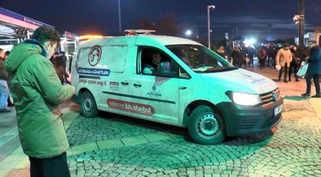 Liseli genç soğuktan titreyen köpeği montuyla örttü