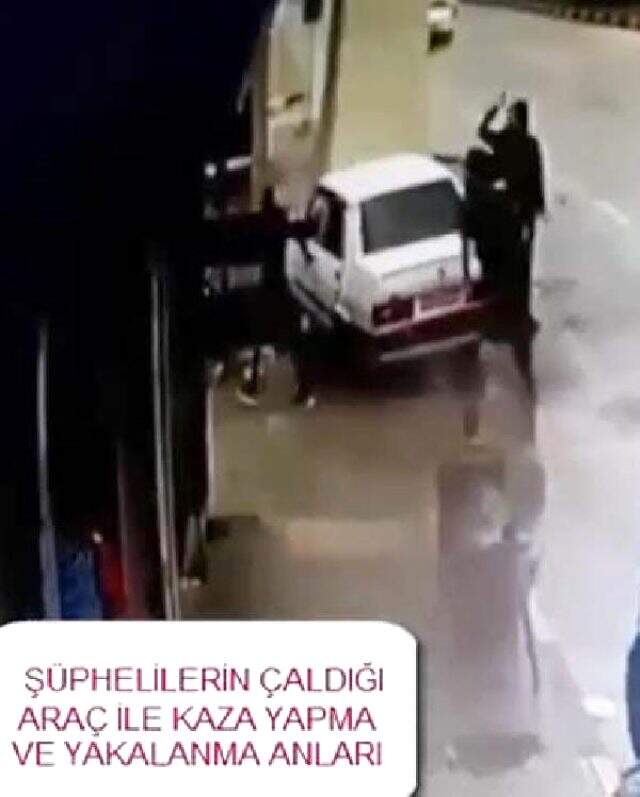 Çaldıkları aracın plakasını 'Evleniyoruz' yazısıyla kapattılar, kaçarken kaza yaptılar Çaldıkları aracın plakasını