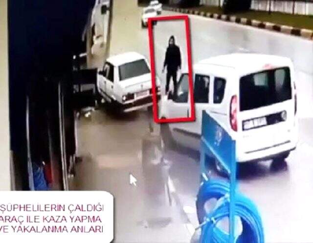 Çaldıkları aracın plakasını 'Evleniyoruz' yazısıyla kapattılar, kaçarken kaza yaptılar Çaldıkları aracın plakasını
