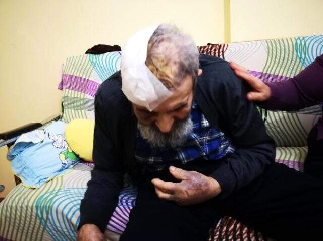 94 yaşındaki şahsın gündüz eve gelen bakıcısı korkunç manzarayla karşılaştı! Hemen polisi aradı