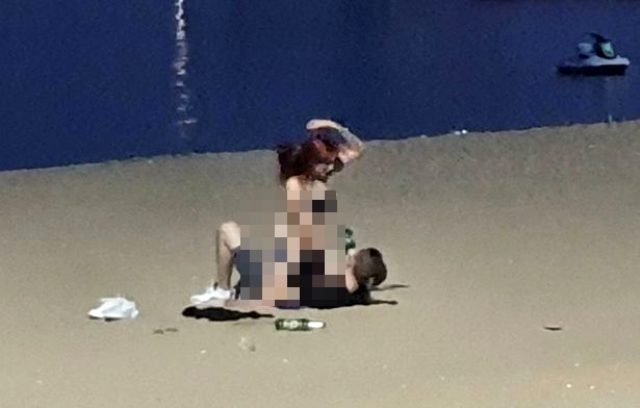 Alkolü fazla kaçırdılar, soluğu sahilde aldılar! Cinsel ilişkiye girerken kameralara yakalandılar