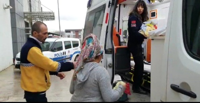 Bir aylık bebek 3 yaşındaki ağabeyinin kucağından yere düşüp hastanelik oldu
