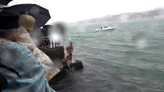 Üsküdar'da buz gibi havada denizden haç çıkardılar