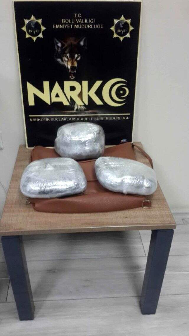 Otobüste 4 kilo esrarla yakalanan kadın adliyeye götürülürken güldü