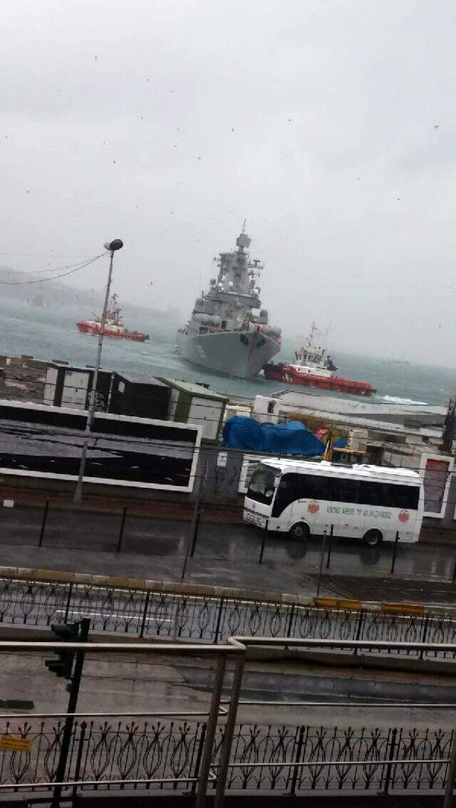 Rus savaş gemisi, İstanbul Boğazı'nda kıyıya sürüklendi Rus savaş gemisi, İstanbul Boğazı'nda kıyıya sürüklendi