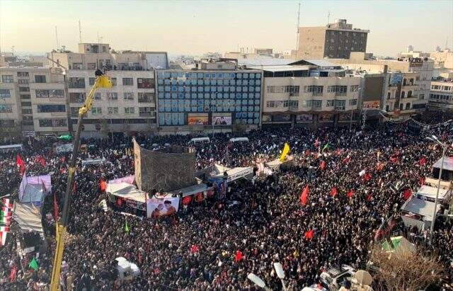 Son dakika: İranlı General Kasım Süleymani'nin cenazesinde, Hamaney gözyaşlarına boğuldu Son dakika: İranlı General Kasım Süleymani'nin cenazesinde, Hamaney gözyaşlarına boğuldu