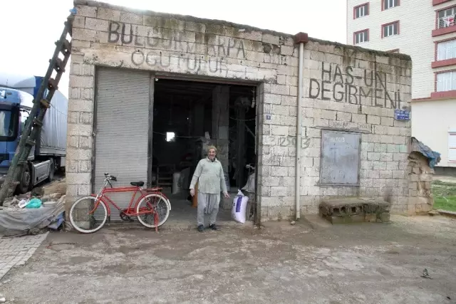 40 yıldır işlettiği taş değirmen sayesinde 7 çocuğunu üniversiteli yaptı