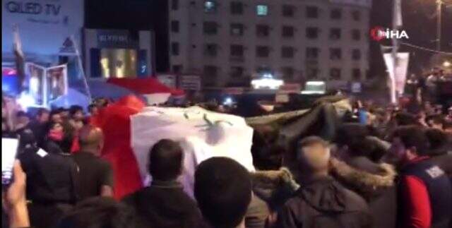 ABD Bağdat Büyükelçiliği karşısına Süleymani'nin posteri asıldı ABD Bağdat Büyükelçiliği karşısına Süleymani'nin posteri asıldı