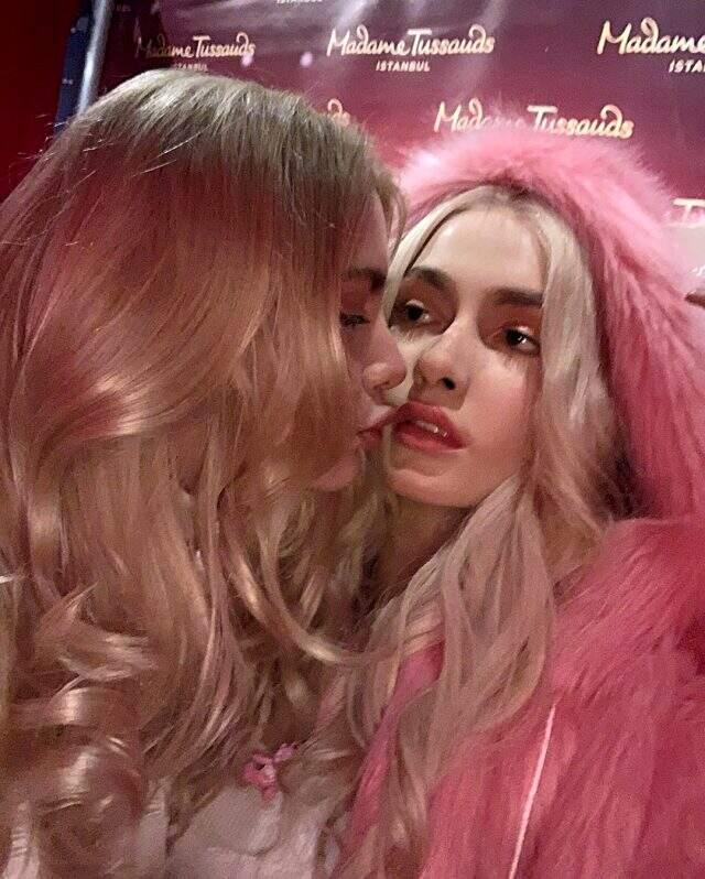 Aleyna Tilki, kendi balmumu heykelini dudağından öptü Aleyna Tilki, kendi balmumu heykelini dudağından öptü