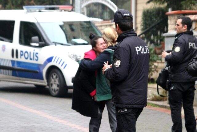 Balkondan düşen genç kızı battaniye ve çarşaf gererek yakalamaya çalıştılar Balkondan atlayan genç kızı battaniye ve çarşaf gererek yakalamaya çalıştılar