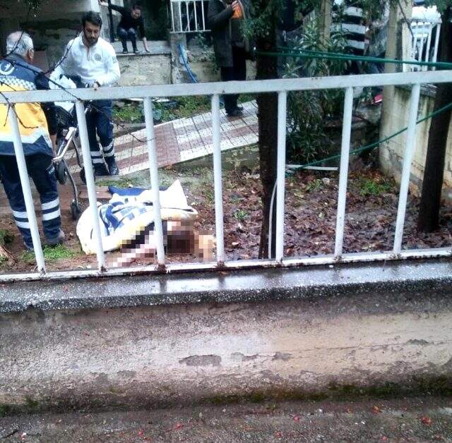 Balkondan düşen genç kızı battaniye ve çarşaf gererek yakalamaya çalıştılar Balkondan atlayan genç kızı battaniye ve çarşaf gererek yakalamaya çalıştılar