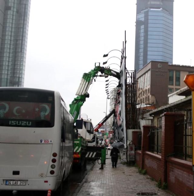 İstanbul'da feci ölüm! Kafasına reklam panosundan kopan parça düşen şahıs hayatını kaybetti
