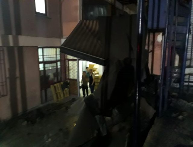 İstanbul'da şiddetli fırtına! Fabrika ve evlerin çatısı uçtu