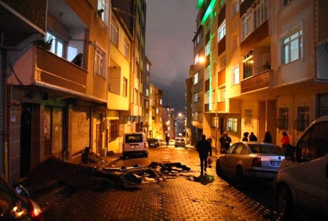 İstanbul'da şiddetli fırtına! Fabrika ve evlerin çatısı uçtu