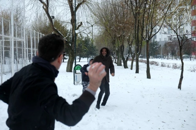 Kar savaşı yapan Murat Cemcir ile Ahmet Kural, herkesi kahkahaya boğdu