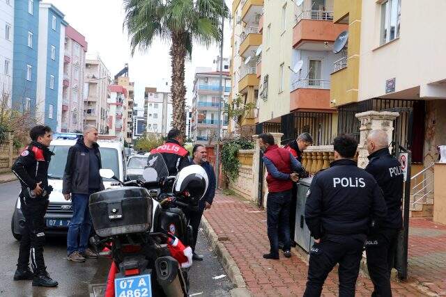 Polisten tek ayakkabıyla kaçmaya çalışan şüpheli yakalandı Polisten tek ayakkabıyla kaçmaya çalışan şüpheli yakalandı