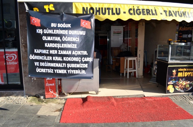 Dükkanına astığı yazı ile öğrenciler için bedava yemek kampanyası başlattı