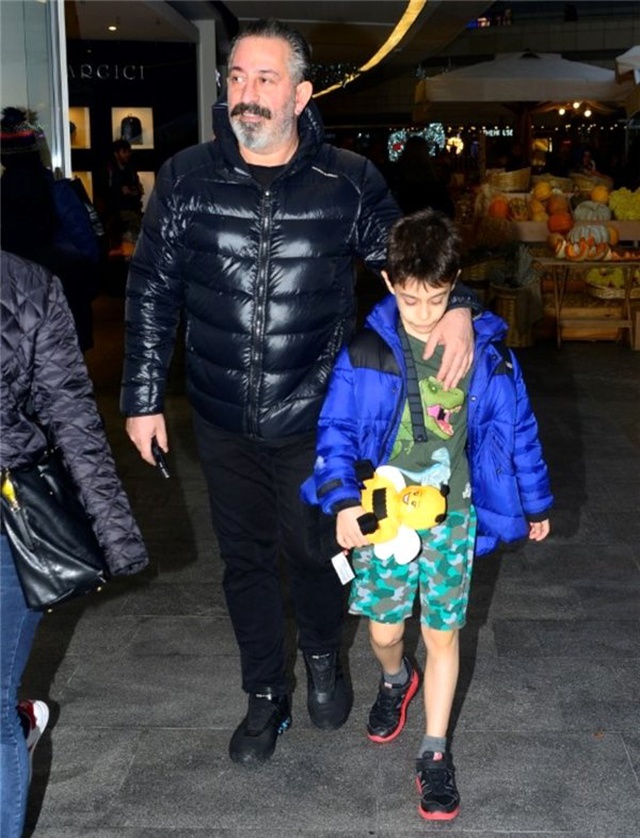 <a class='keyword-sd' href='/cem-yilmaz/' title='Cem Yılmaz'>Cem Yılmaz</a> ve oğlu <a class='keyword-sd' href='/kemal-yilmaz/' title='Kemal Yılmaz'>Kemal Yılmaz</a> alışverişte