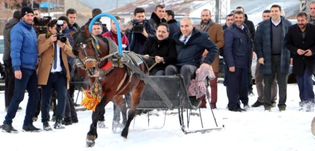 Erzurum'da bir garip olay! Belediye başkanını at kaçırdı
