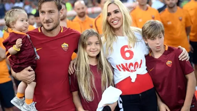 Francesco Totti'nin eşi Ilary Blasi'nin plajda yaptığı spor, sosyal medyayı salladı