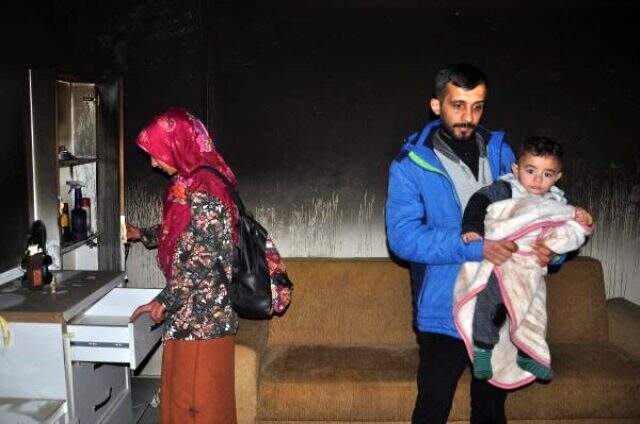 Genç çift, 1 yaşındaki çocuklarının ağlaması ile yanmaktan kurtuldu Genç çift, 1 yaşındaki çocuklarının ağlaması ile yanmaktan kurtuldu