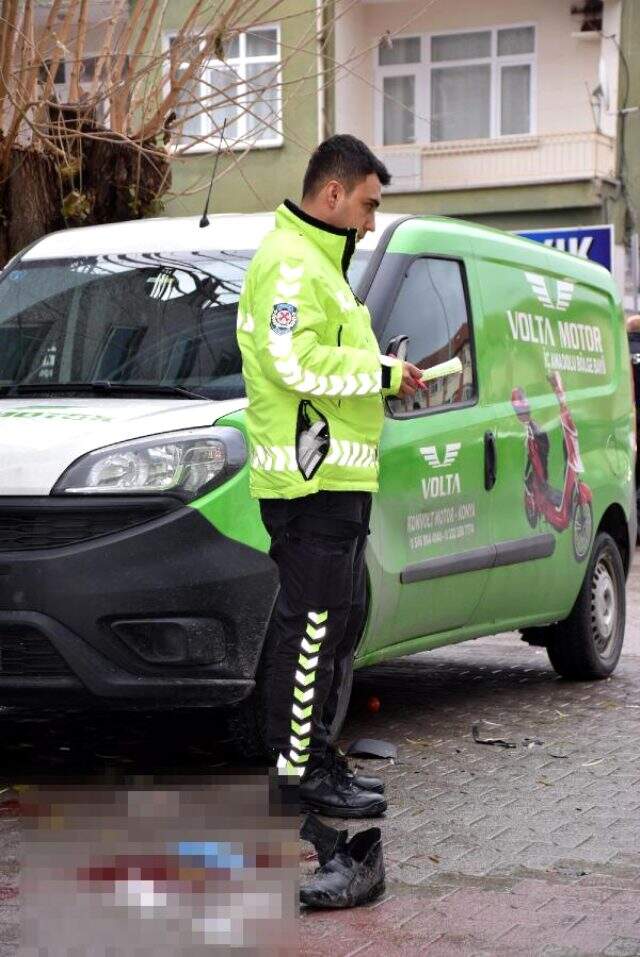Kaza yerinden geçerken ölen kişinin eşi olduğunu öğrendi Kaza yerinden geçerken, ölen kişinin eşi olduğunu öğrendi