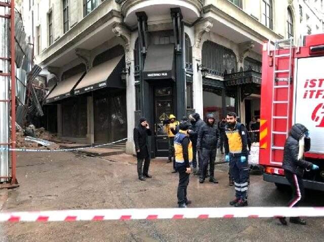 Beyoğlu'nda tadilat halindeki bir bina çöktü