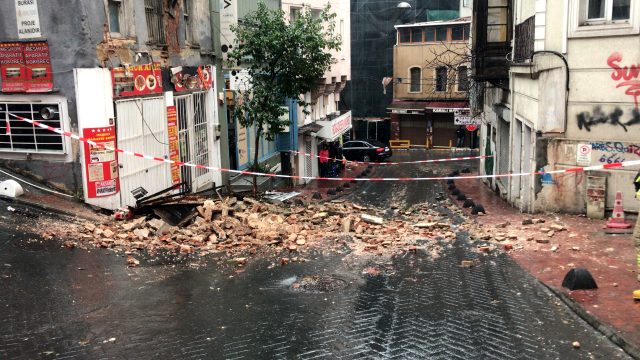 Beyoğlu'nda tadilat halindeki bir bina çöktü