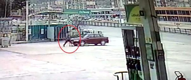 Aracının el frenini çekmeyi unuttu, peşinden metrelerce koştu