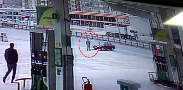 Aracının el frenini çekmeyi unuttu, peşinden metrelerce koştu