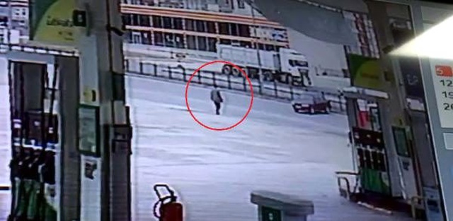 Aracının el frenini çekmeyi unuttu, peşinden metrelerce koştu