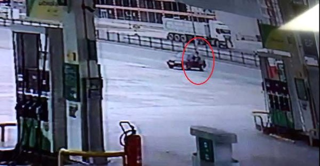 Aracının el frenini çekmeyi unuttu, peşinden metrelerce koştu